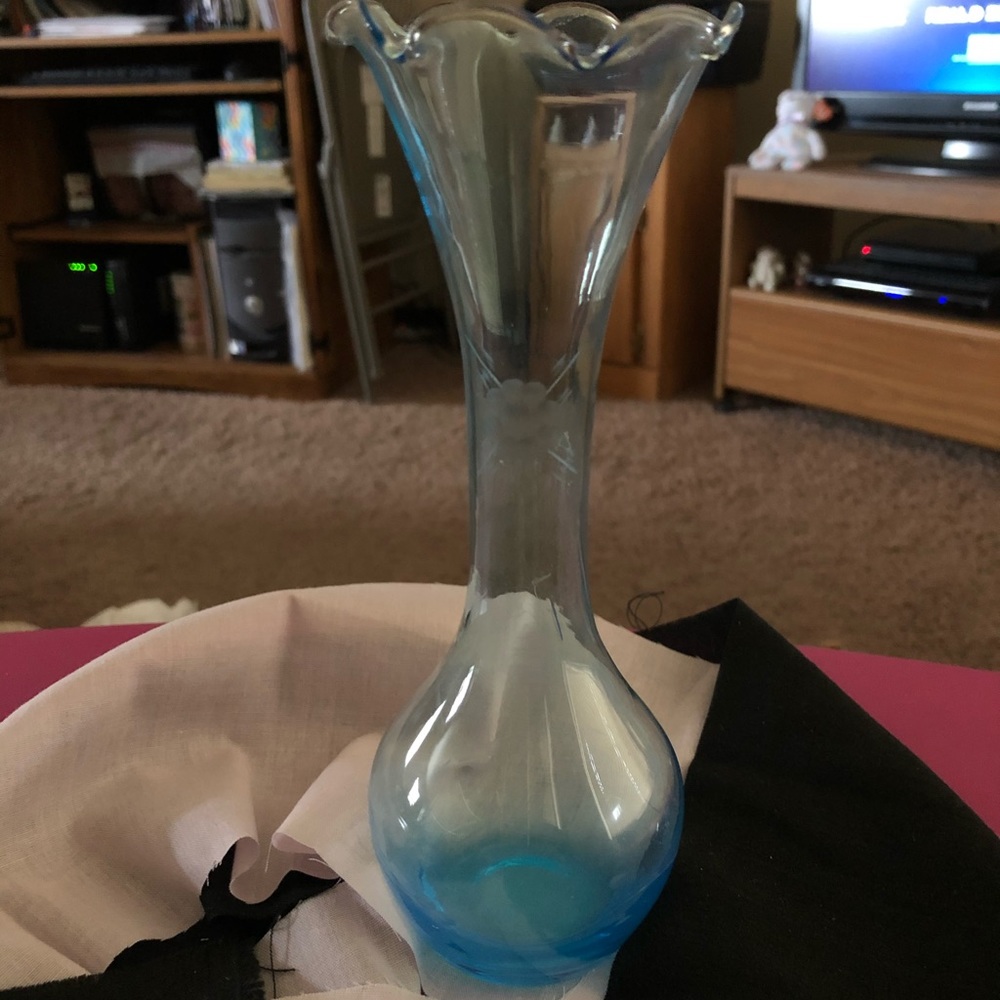 NWOT - Beautiful Blue Etched Glass Vase - Picture 3 of 6